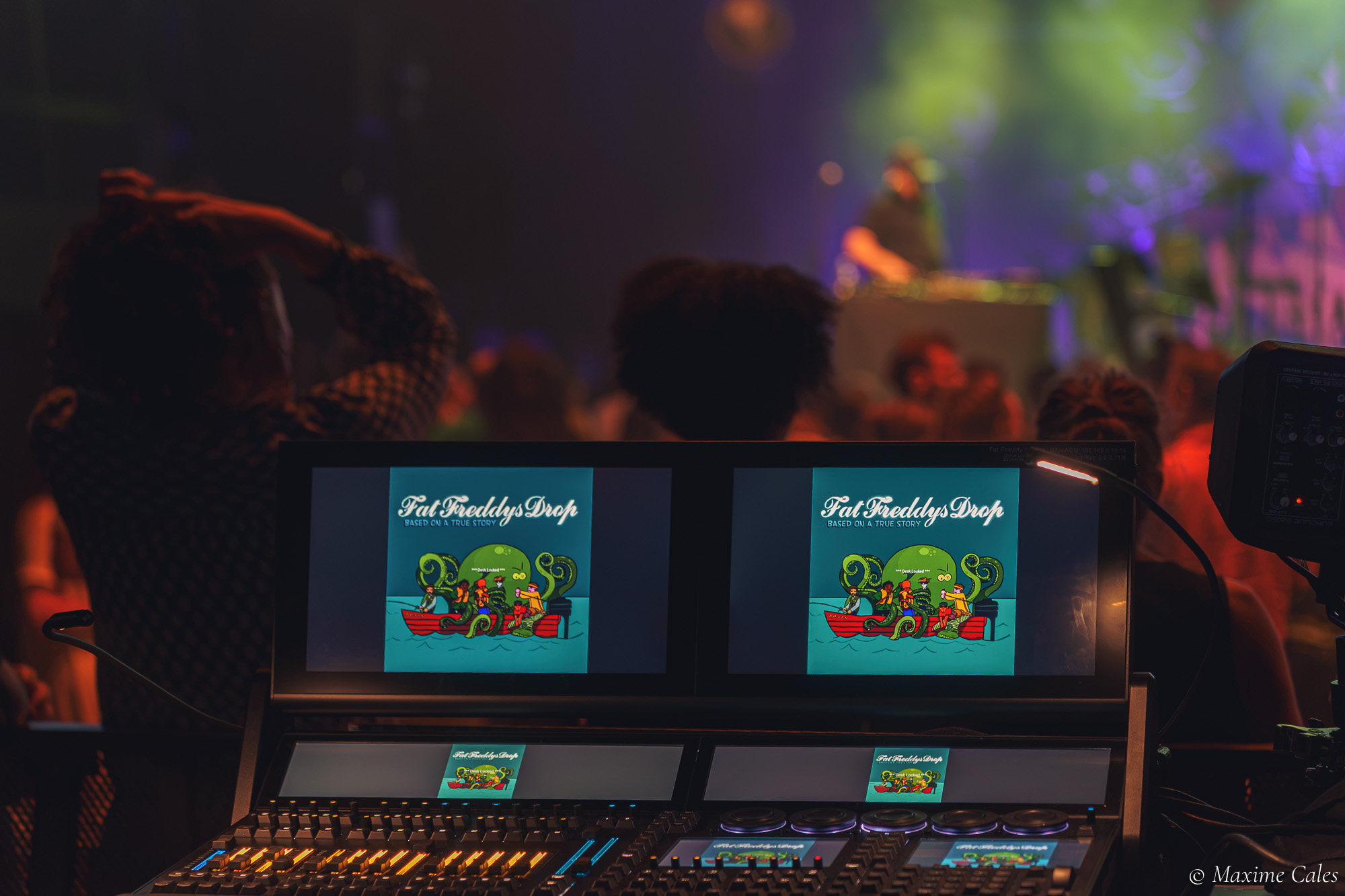 Console de régie son affichant le visuel de Fat Freddy's Drop au Bikini